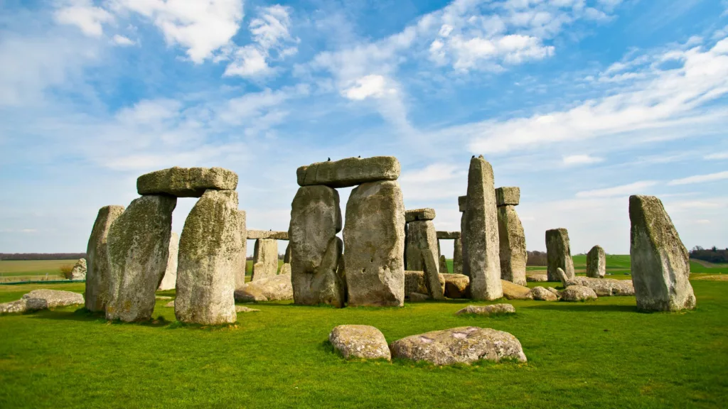 stonehenge-monument Tour trvel deals hotel flights best time to travel to london uk